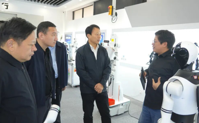 區(qū)領(lǐng)導(dǎo)調(diào)研機(jī)器人產(chǎn)業(yè)鏈樞紐平臺建設(shè)